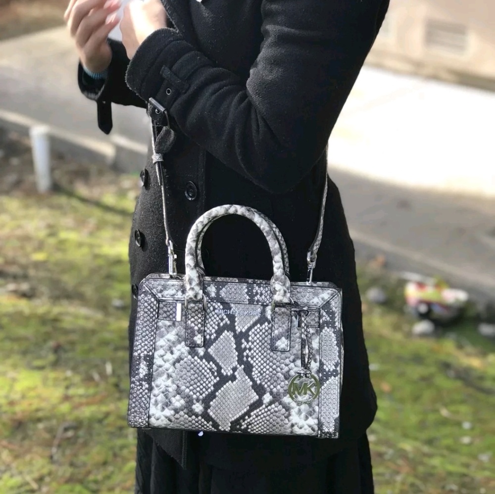 MICHAEL KORS MICRO STUDDED DILLON SMALL SATCHEL E - Picture 6 of 8